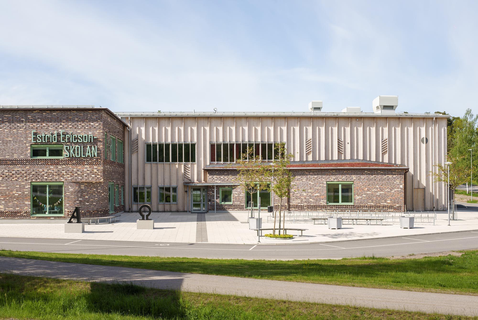 Estrid Ericsonskolan i Hjo. Skola byggd i tegel och trä. Foto