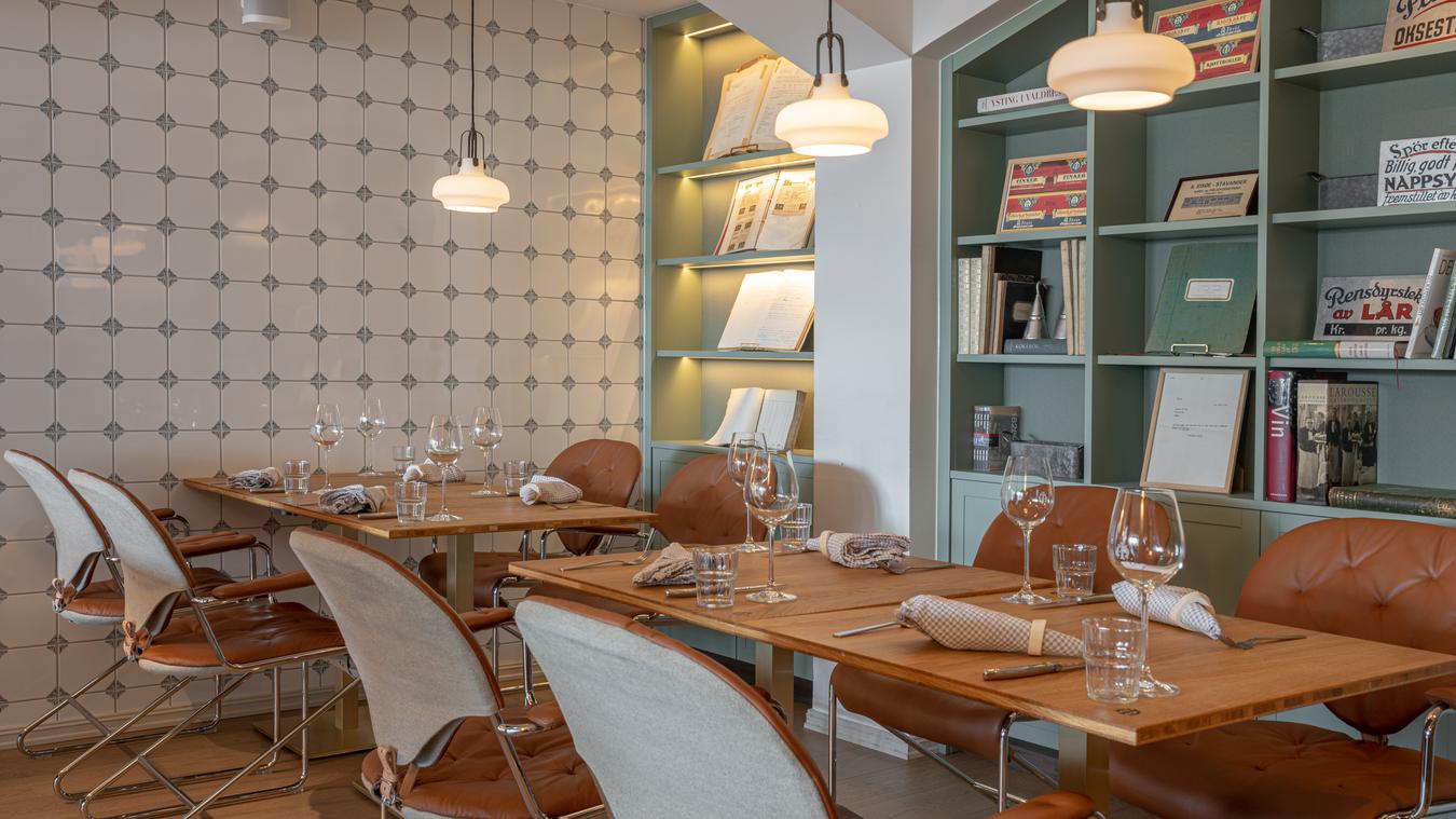 Restaurant. Oppdekket bord og interiørdetaljer.