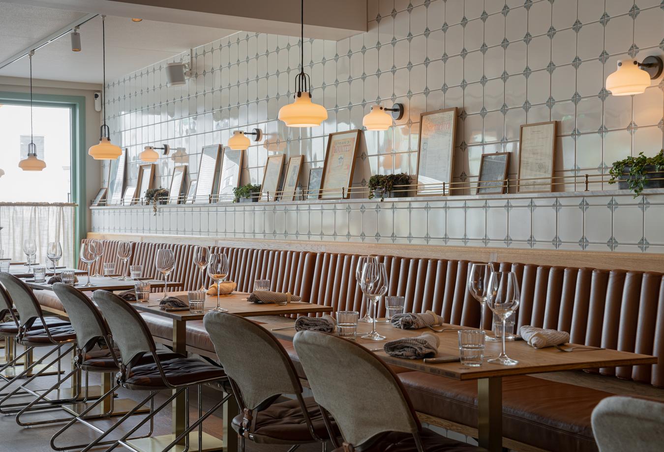 Restaurant oppdekket med interiørdetaljer. Foto