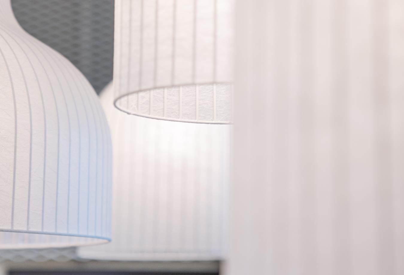Detaljbilde lamper i hvit. Foto