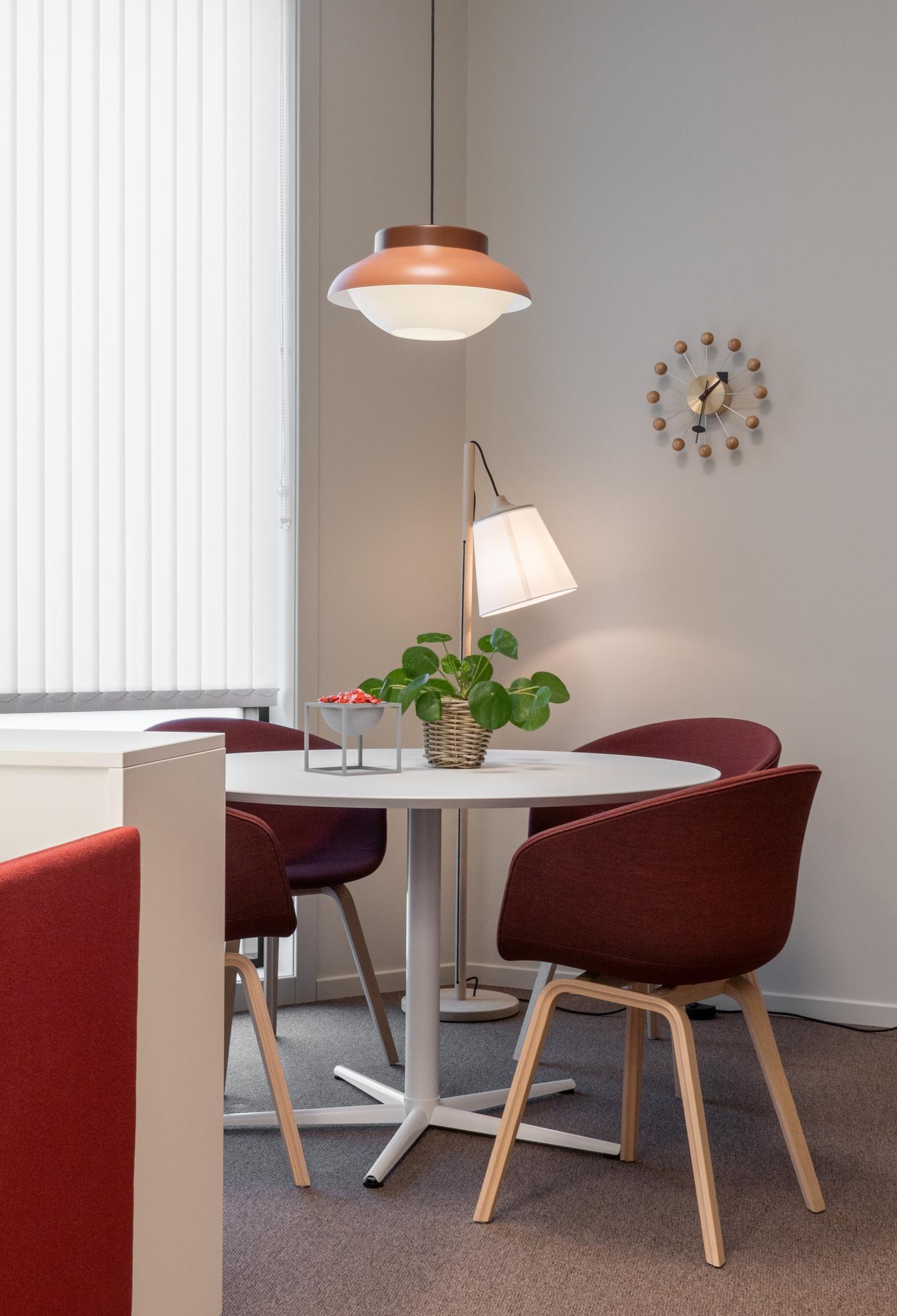 Møterom med røde detaljer i interiøret. Foto