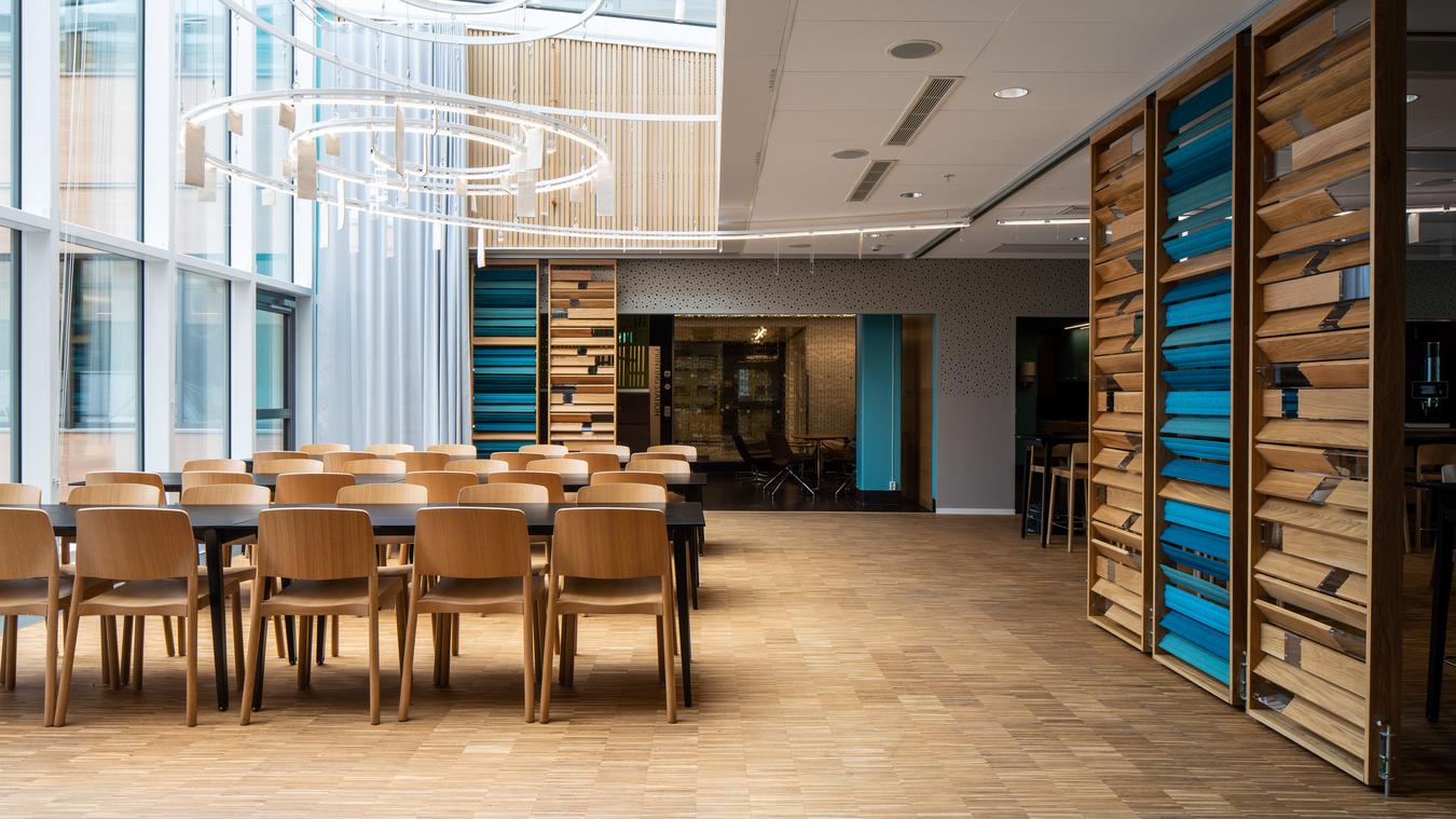 Large tables in open room with flexible dividers. Photo