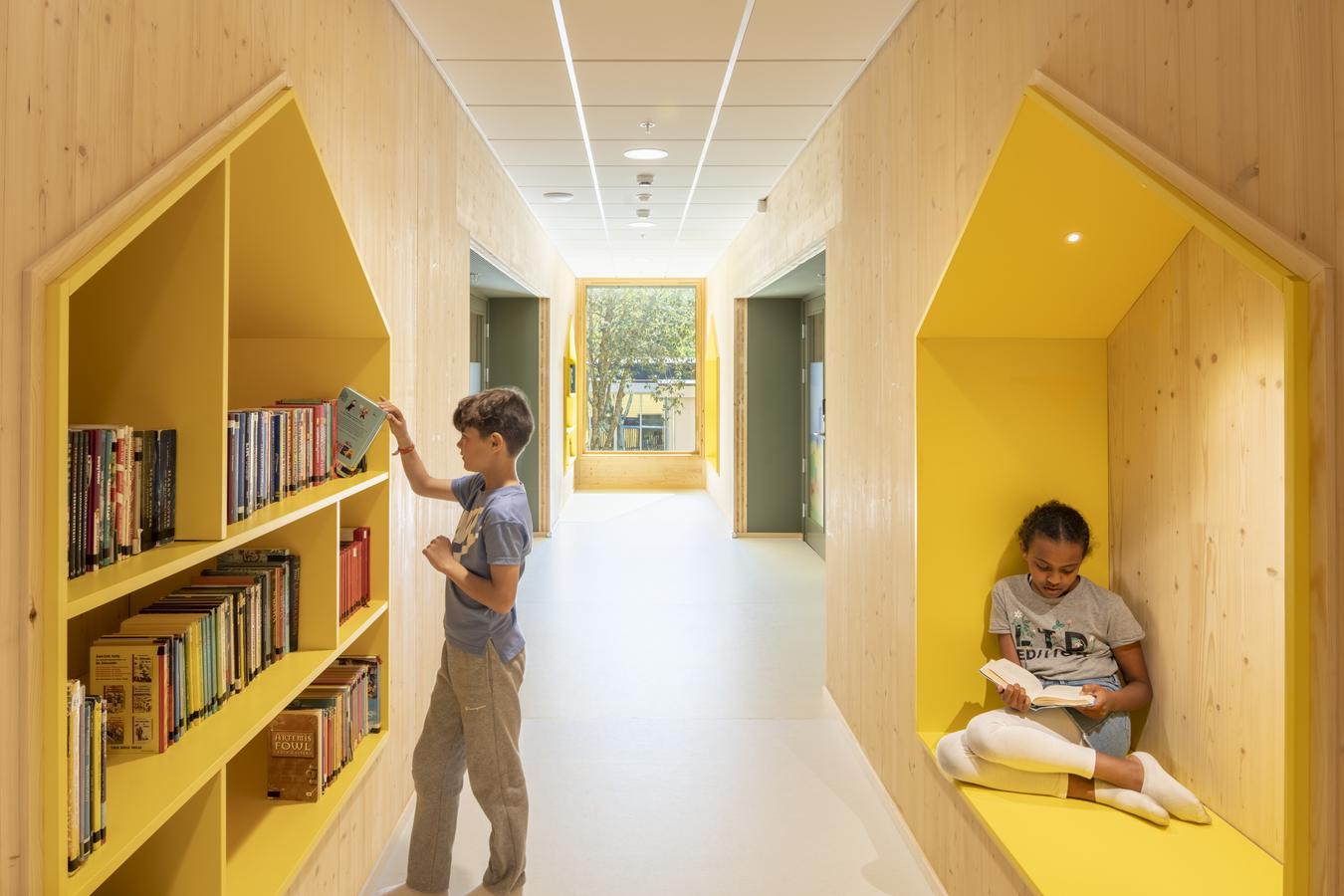 innendørs elementer på skolen med gule rammer. foto.