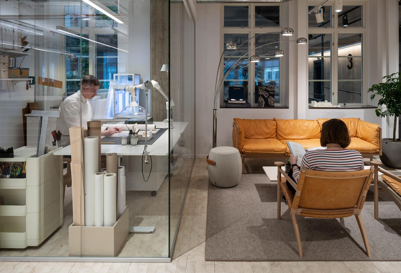 Lounge og modelværksted. Foto