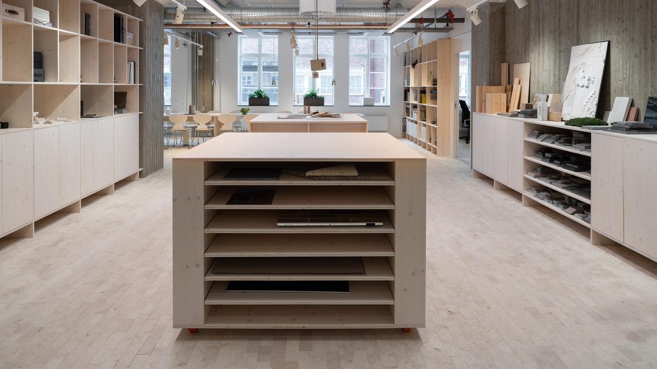 Materialebibliotek i et åbent kontorlandskab. Foto