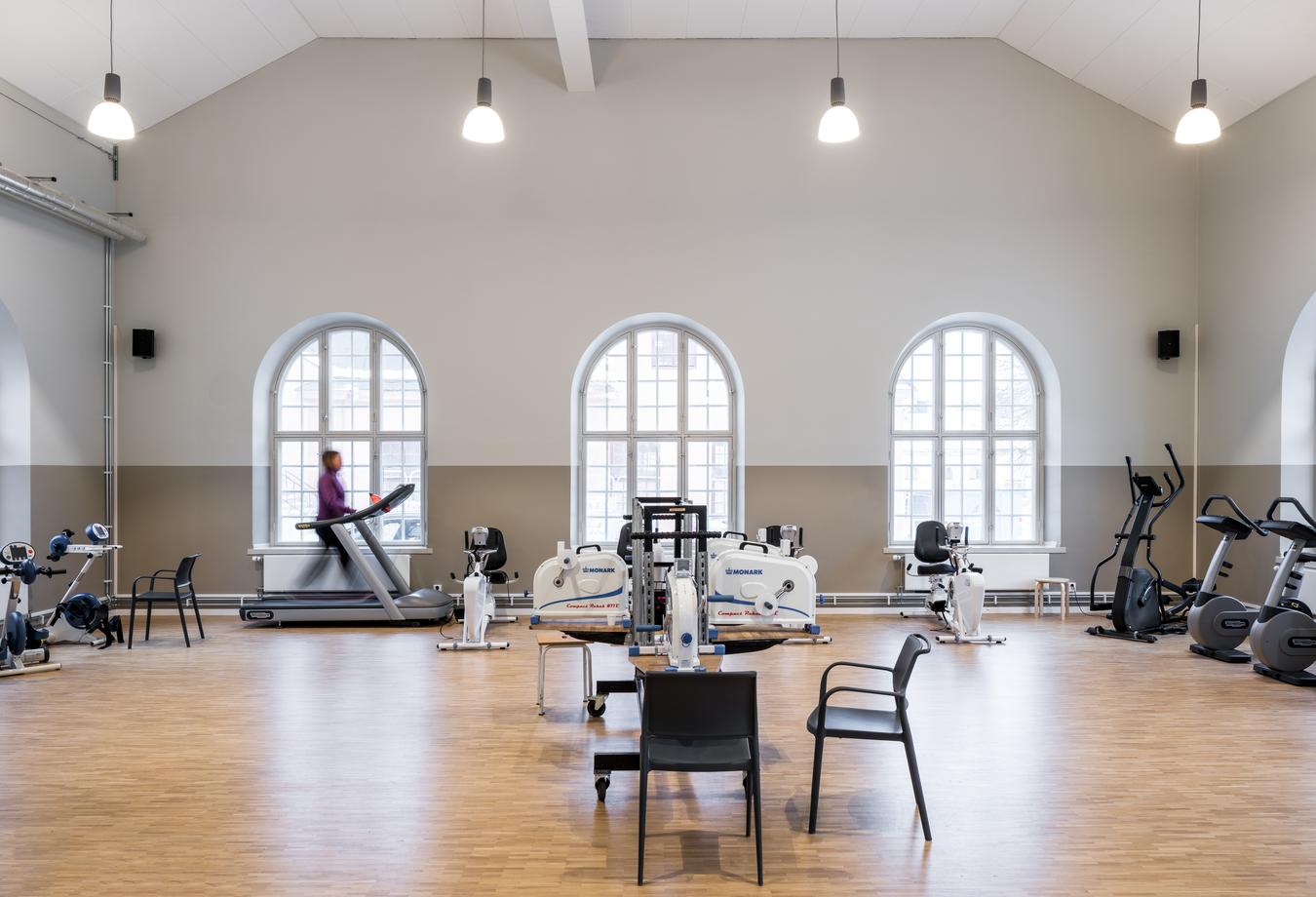 Fitnesscenter med højt til loftet. Foto
