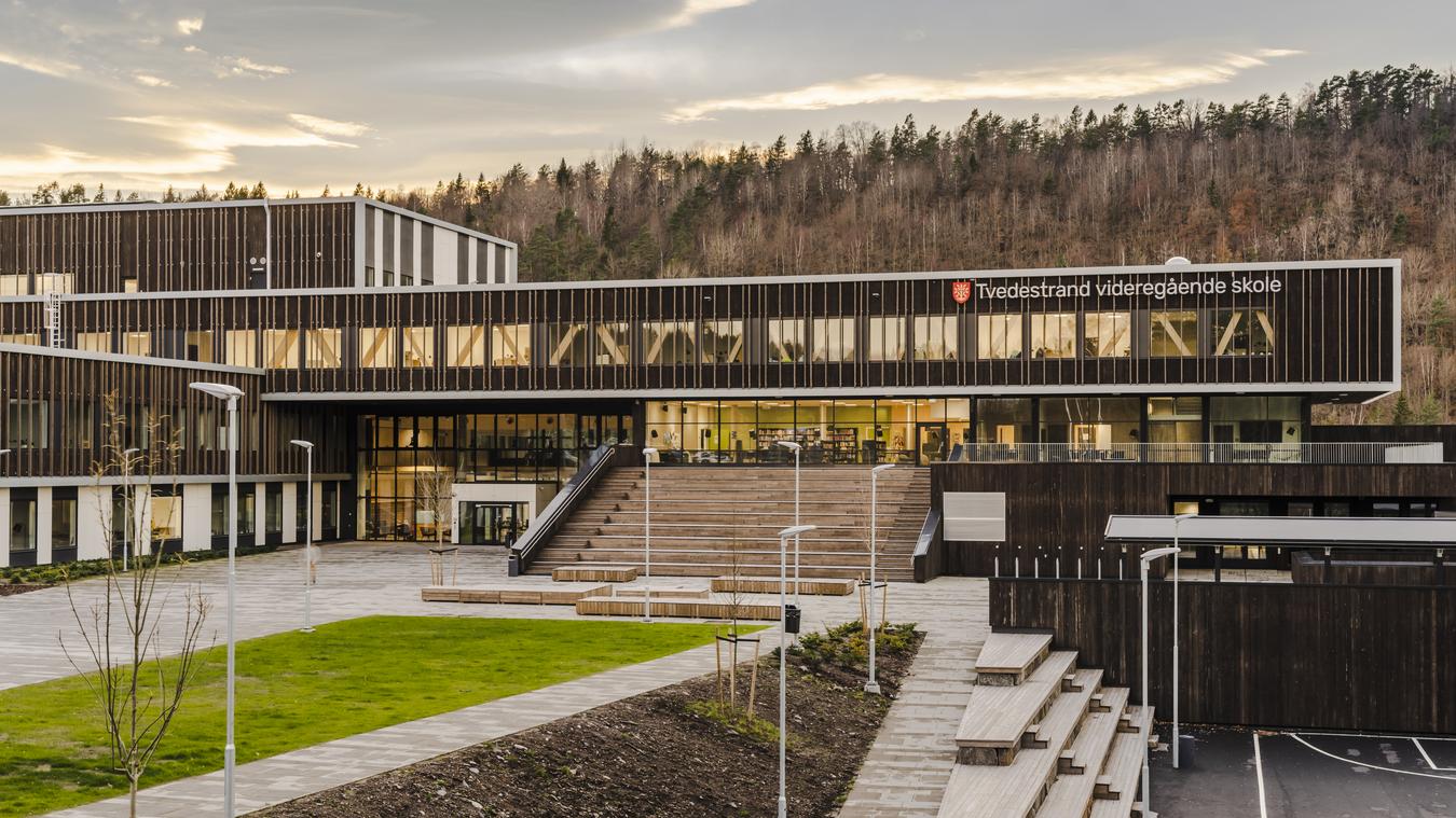 Utendørs fasade og inngangsparti. Foto